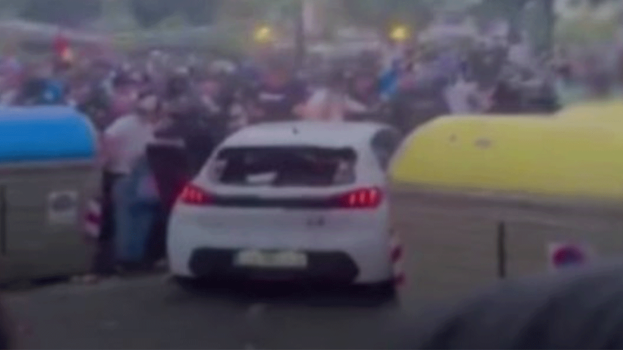 Araba taraftarların arasına böyle daldı! Çok sayıda kişi yaralandı!