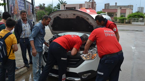 Arabadan ses gelince anladılar! Motorun içinden...