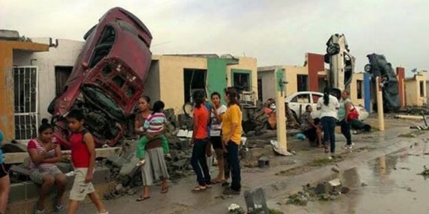 Arabalar kağıt gibi uçtu!