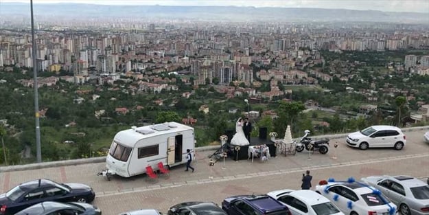 Arabalı düğünle dünya evine girdiler