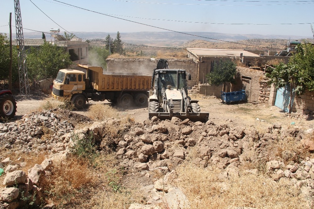 Araban Belediyesi metruk evleri temizliyor 