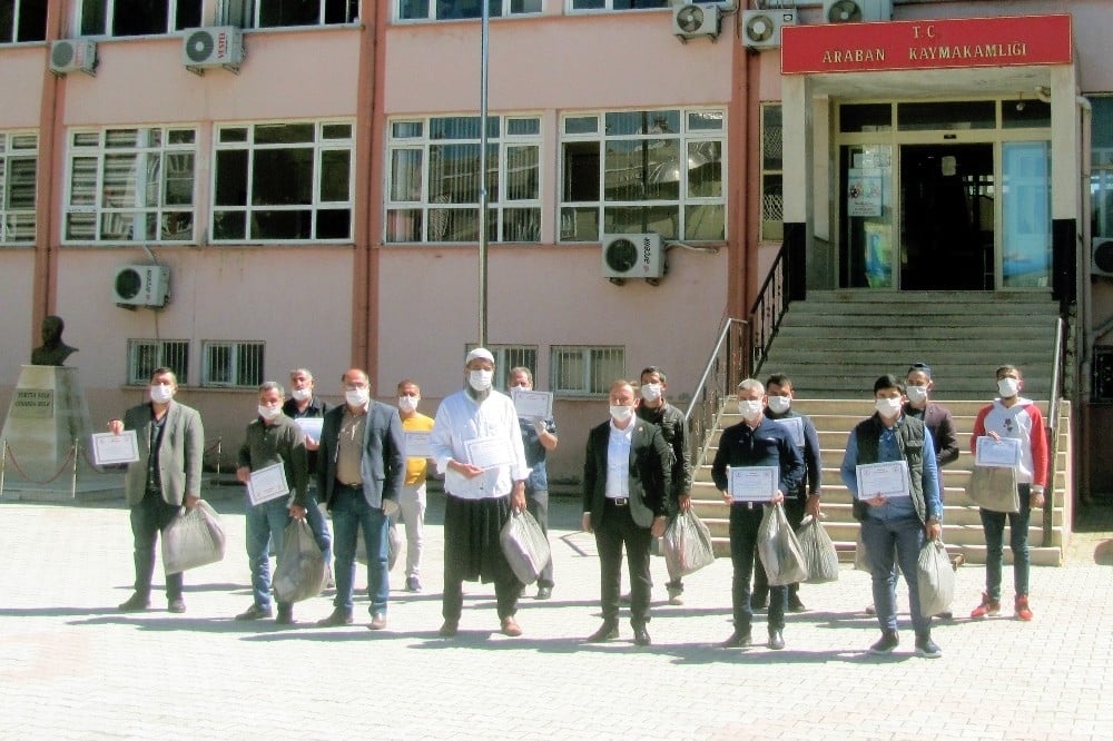 Araban ilçesinde ekmekler kaymakamdan 