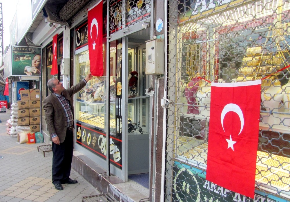 Araban Türk bayraklarıyla donatıldı 