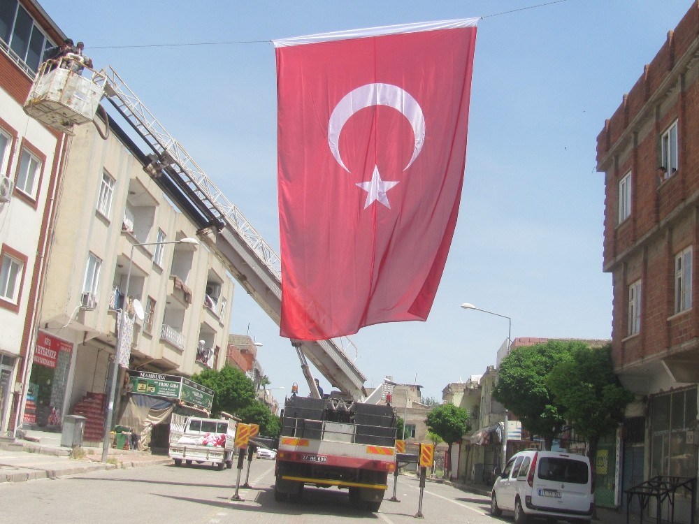 Araban Türk bayraklarıyla süslendi 