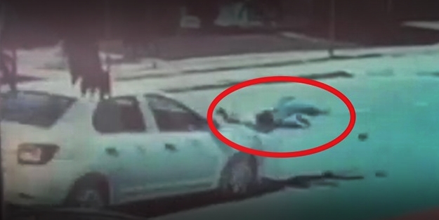 Arabanın çarptığı çocuk metrelerce öteye savruldu