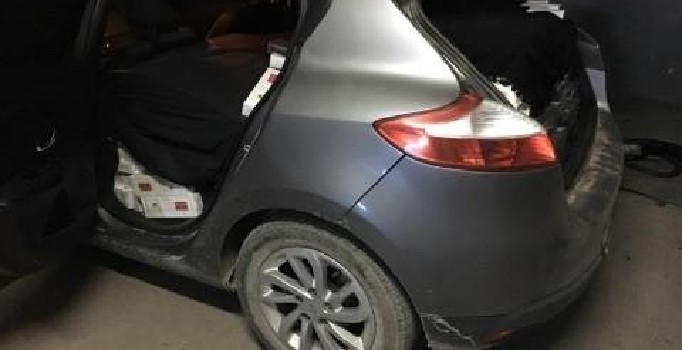 Arabanın içinden 1000 karton kaçak sigara çıktı