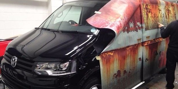 Arabası çalınmasın diye ilginç bir yöntem buldu!