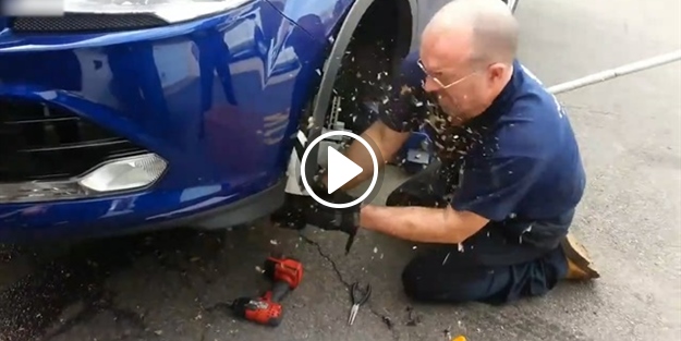 Arabasından sesler gelen adam tamircide şoke oldu