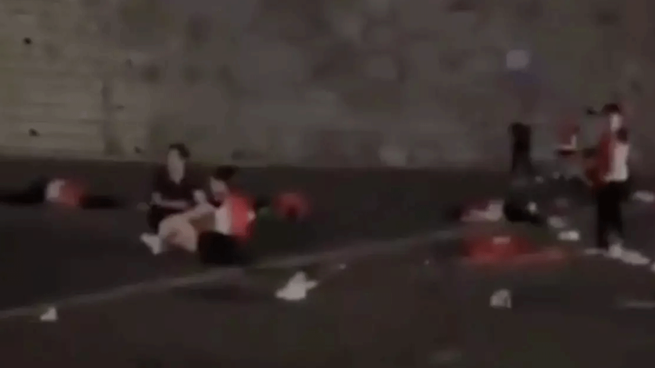 Arabasını yürüyüş yapanların üzerine sürdü! Onlarca ölü var!