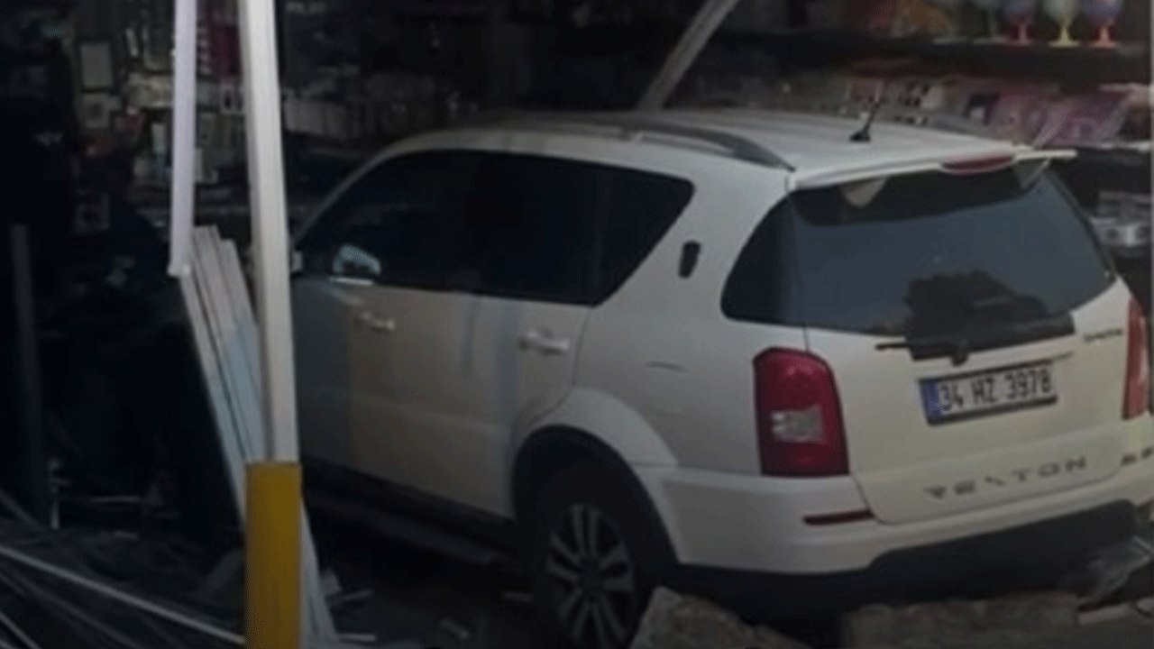 Arabayı park etmek isterken kırtasiye dükkanına daldı!