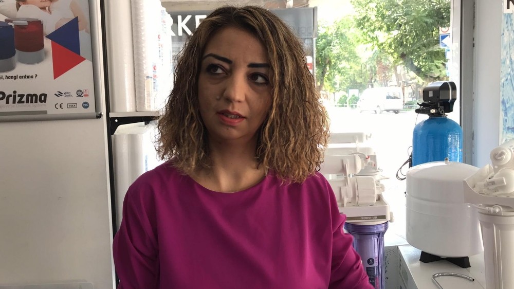 Arabayla dükkana daldı 