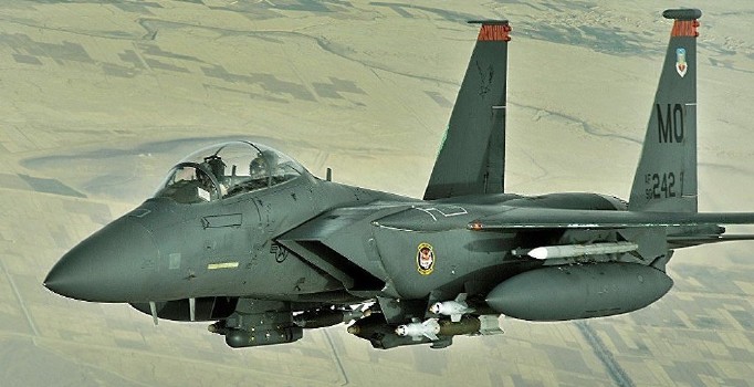 Arabistan Yemen'de Husilere ait askeri noktaları hedef aldı