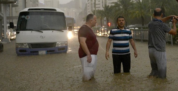 Arabistan'da son 20 yılın en şiddetli yağışı: 5 kişi öldü