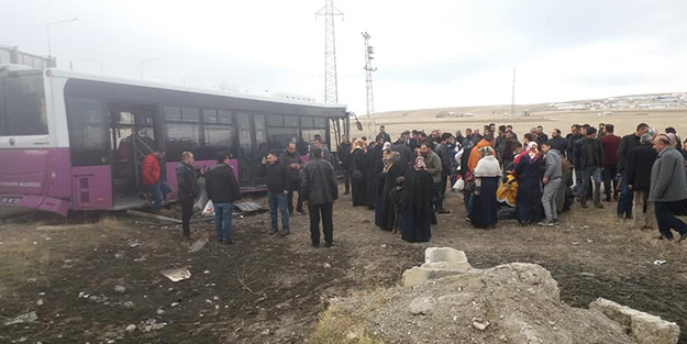 Belediye otobüsü kamyona çarptı, yaralılar var