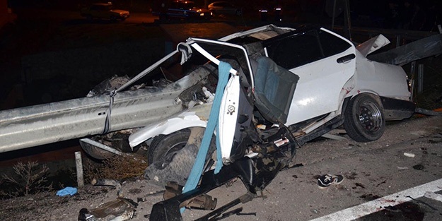 Araç bariyerlere saplandı: 3 ölü