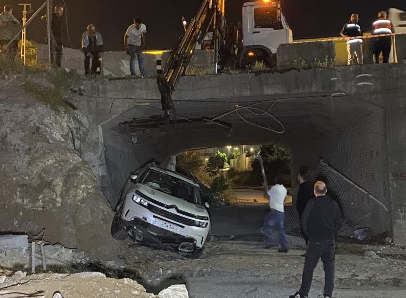 Araç çukura uçtu! Neyse ki korkulan olmadı