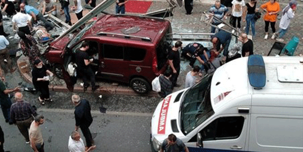 Araç durağa daldı! Çok sayıda yaralı var
