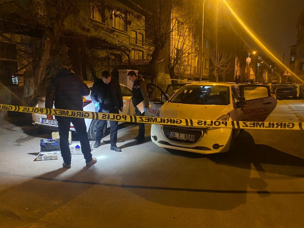 Araç içindeki silahın ateşlenmesiyle 1 şahıs bacağından yaralandı 