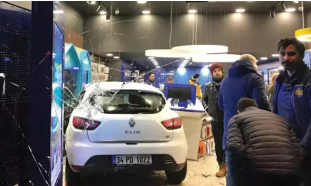 Araç işyerine girdi 2 kişi yaralı