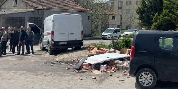 Araç kaza yaptı, içecekler yola savruldu