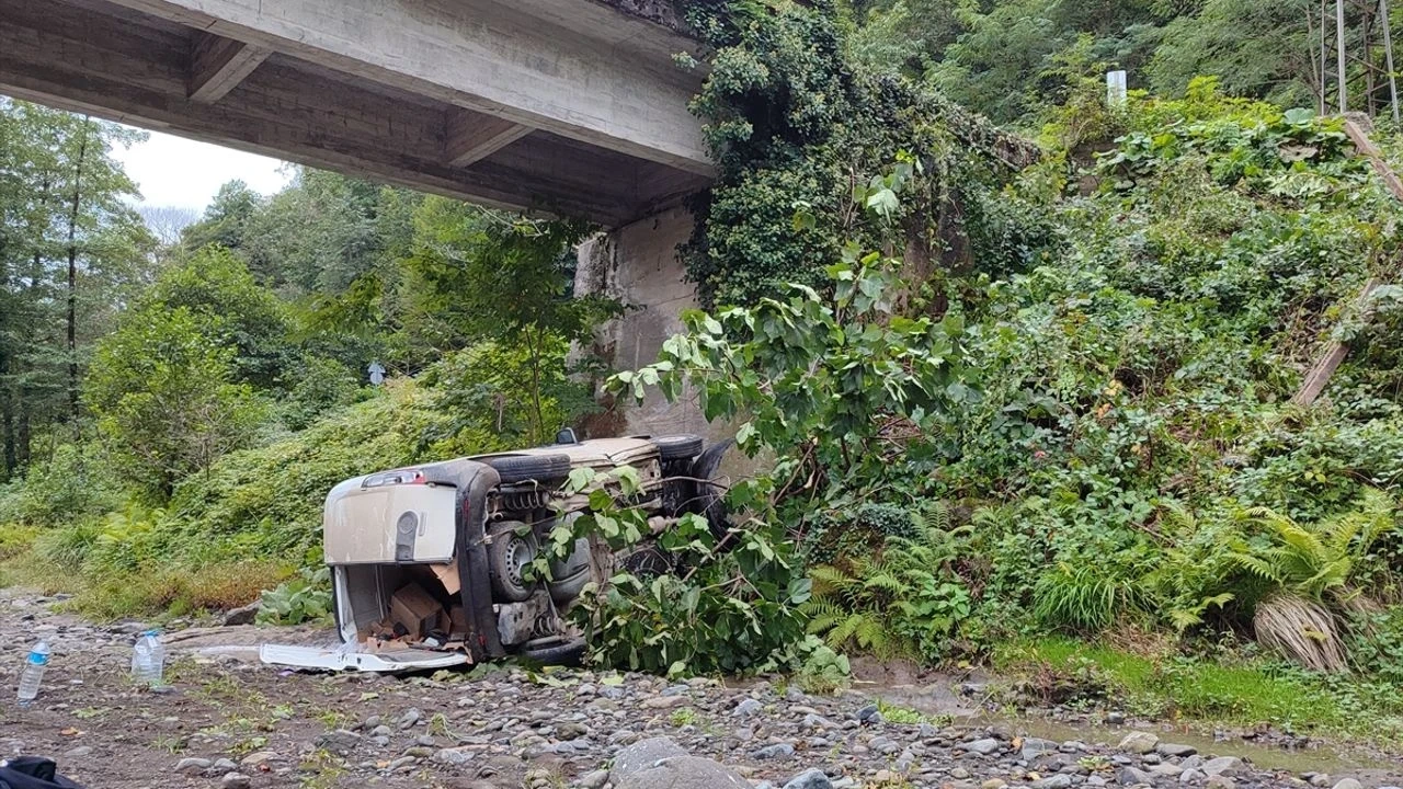 Araç köprüden aşağı düştü!