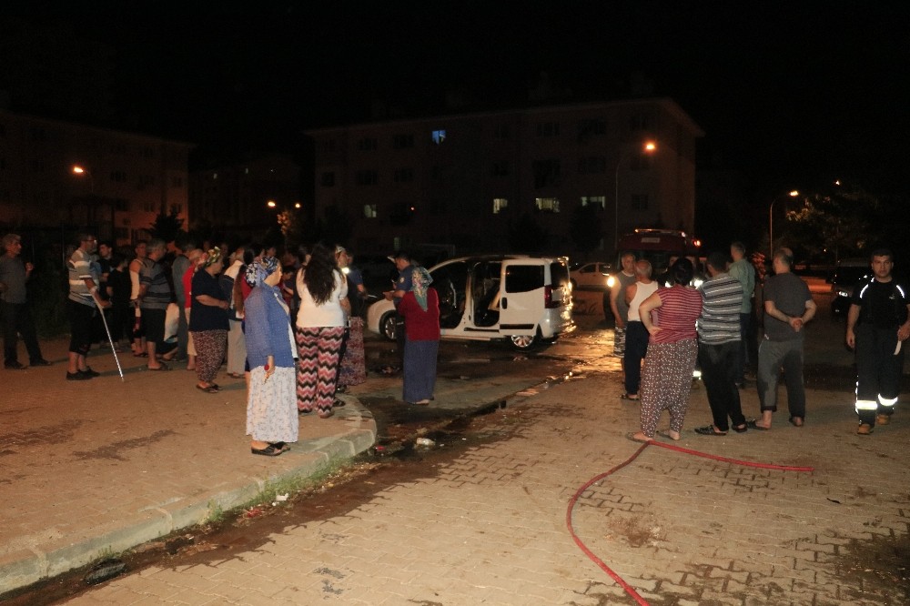 Araç kundaklandı, vatandaşlar sosyal mesafe kuralını hiçe saydı olay anını izledi 