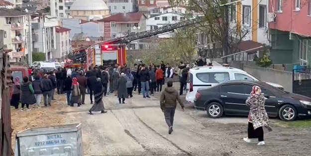 Araç lastikleri alev alev yandı, bina sakinleri kavga etti