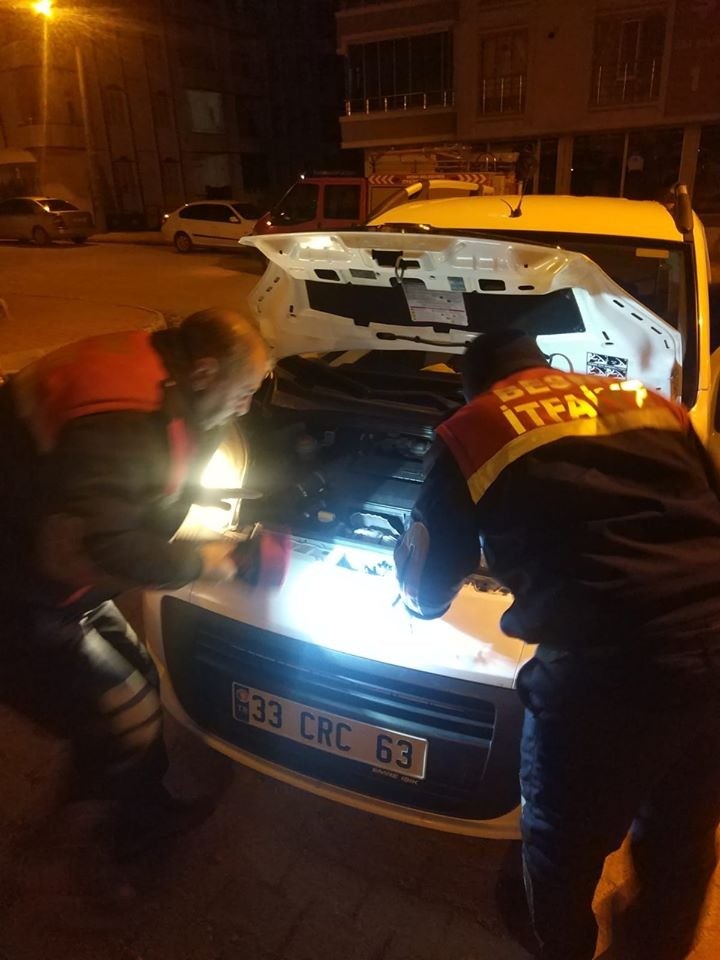 Araç motoruna giren kedi kurtarıldı 