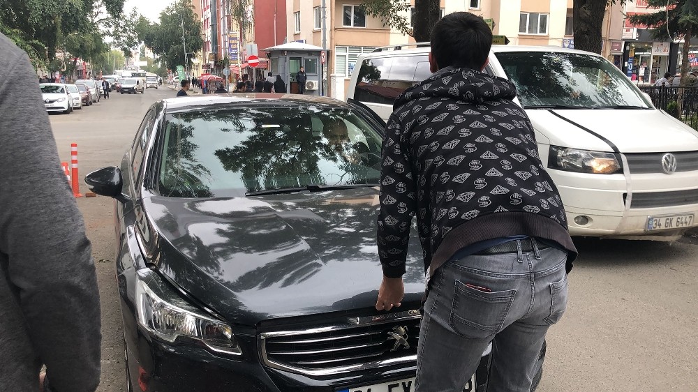 Araç motoruna giren yavru kedi kurtarıldı 