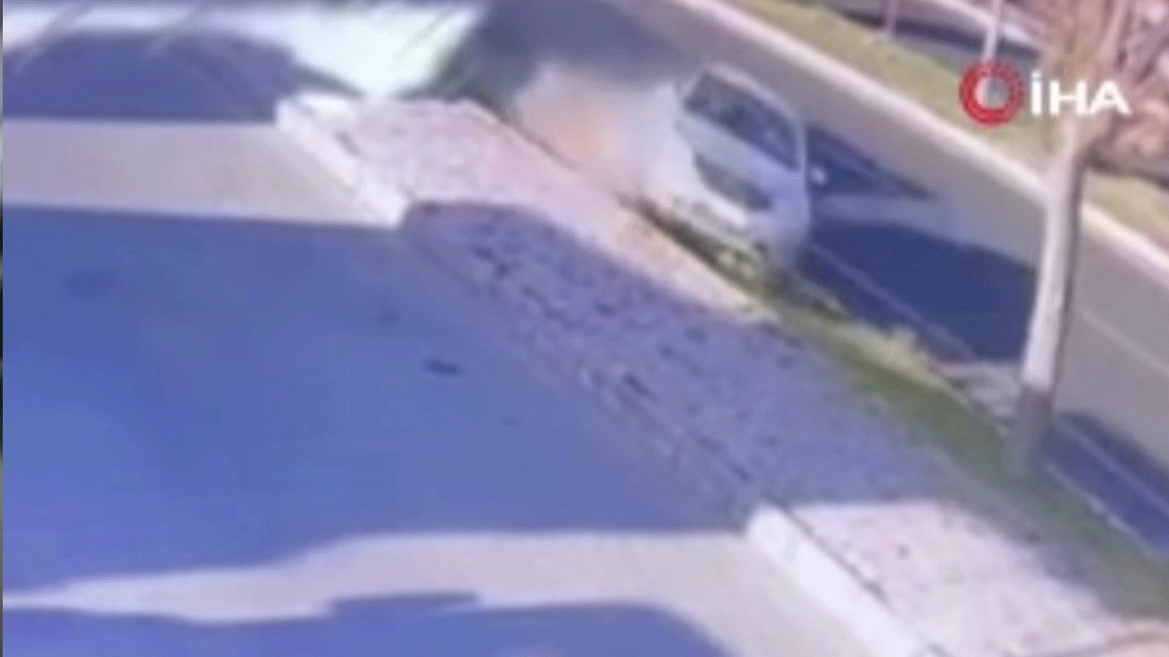 Araç ortadan ikiye bölündü: Genç arkadaşların acı sonu!