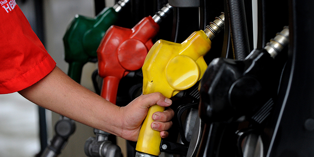 Araç sahipleri çok üzülecek! Canlı yayında akaryakıt fiyatlarıyla ilgili kötü haberi 'maalesef' diyerek duyurdu