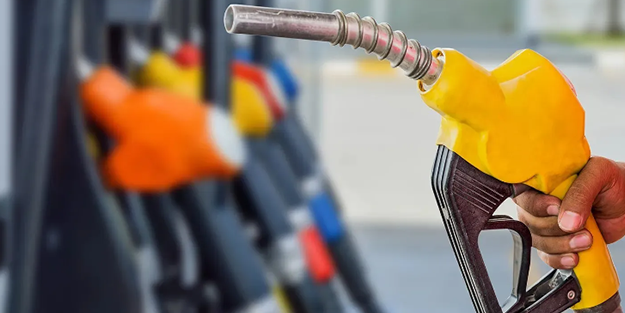 Araç sahipleri o tarihi bekleyin! Akaryakıta öyle bir indirim geliyor ki duyan duymayana haber etsin