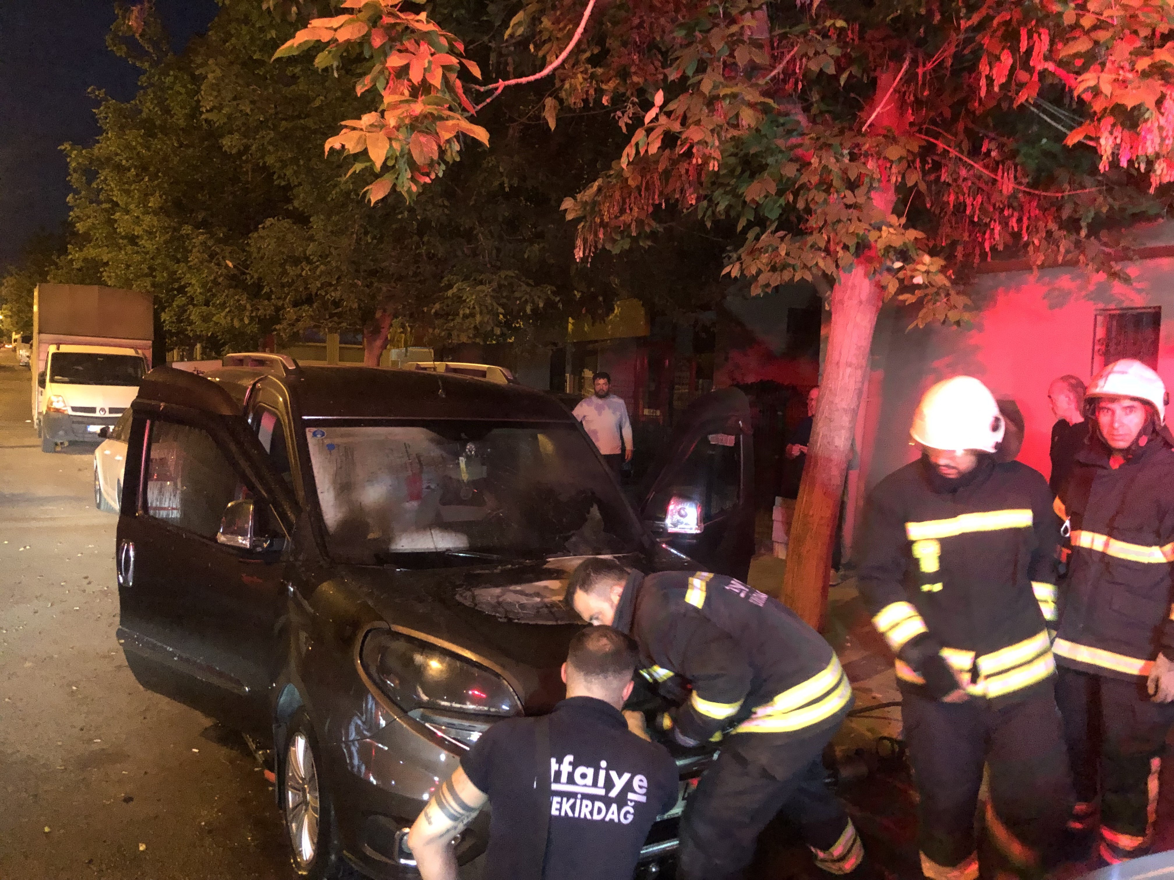 Aracı alev alev yandı, gözyaşlarına boğuldu