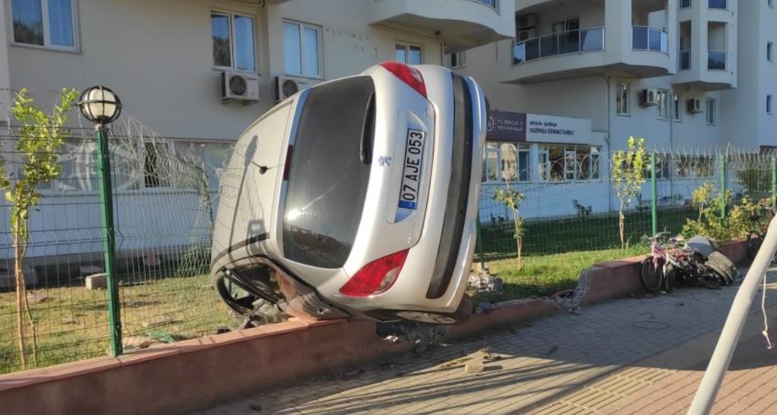 Aracı böyle bırakıp kaçtı