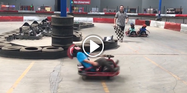 Aracı durduramayan çocuğun yardımına görevli koştu