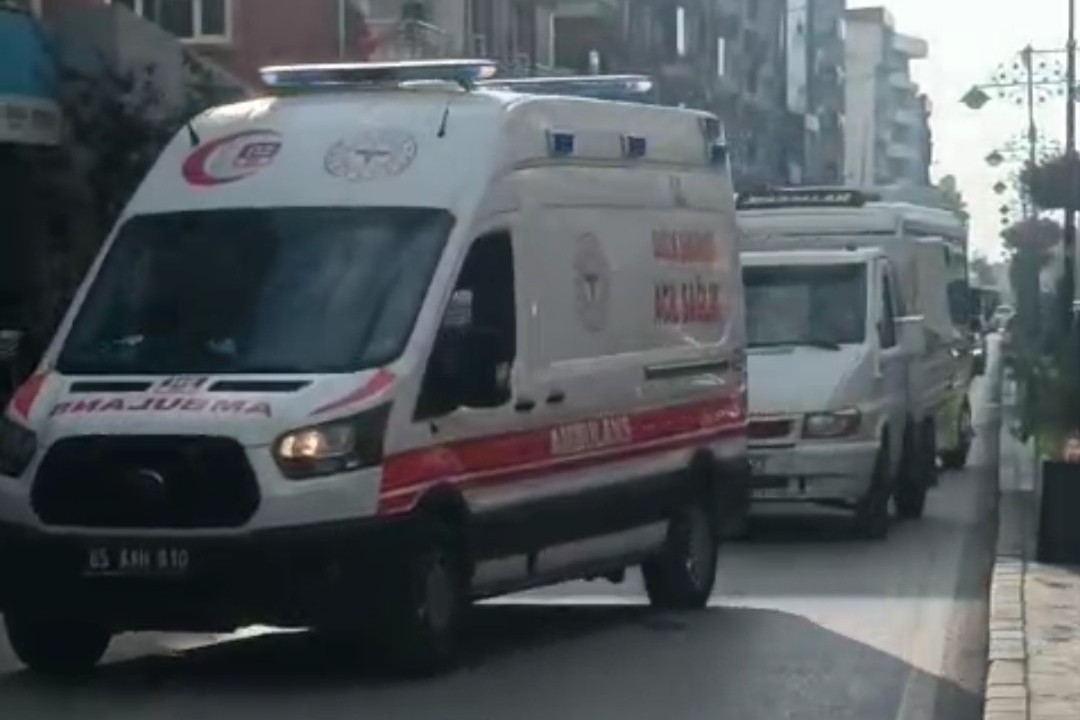 Aracı içinde bayılan sürücü hastaneye kaldırıldı