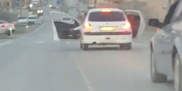 Aracı kapıları açıkken sürdü... Şoku yaşadı!