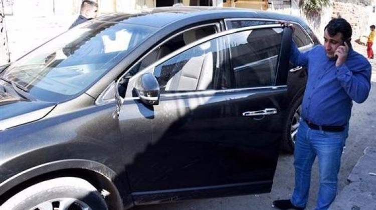 Aracı taşlanan müteahhit cipini zor aldı!