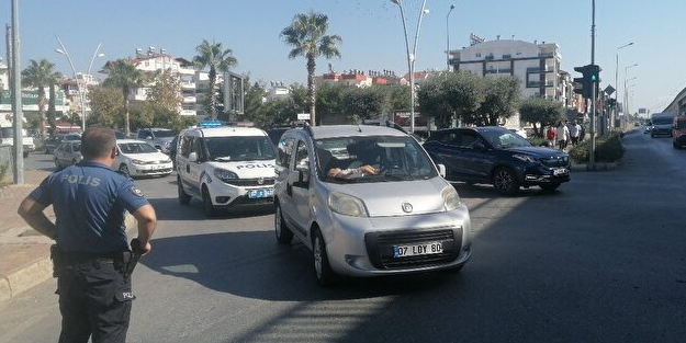 Aracı yol ortasında bırakıp gitti