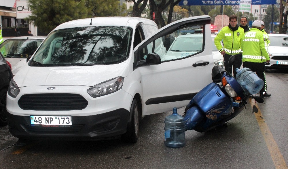 Aracın açılan kapısına çarpan motosiklet sürücüsü yaralandı 