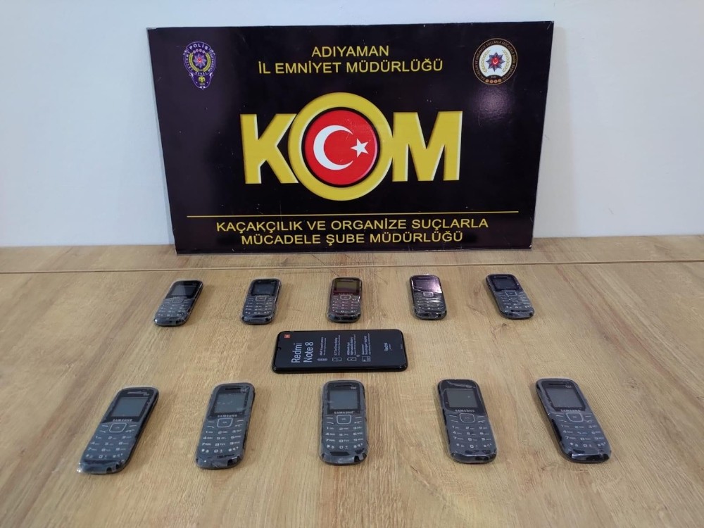 Aracın aksamlarında saklanan telefonlar ele geçirildi 