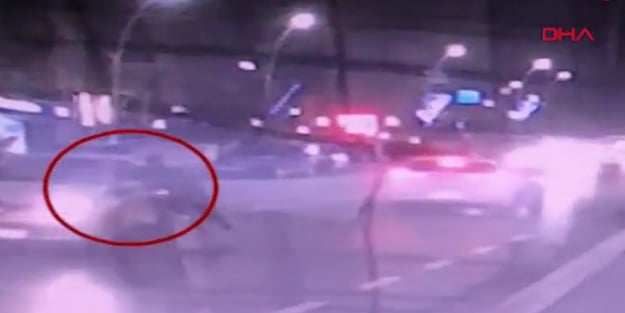 Aracın camından kafasını sokan polisi sürükledi!