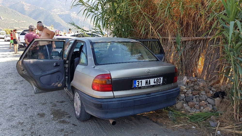 Aracın camını kırıp cüzdanları çaldı 