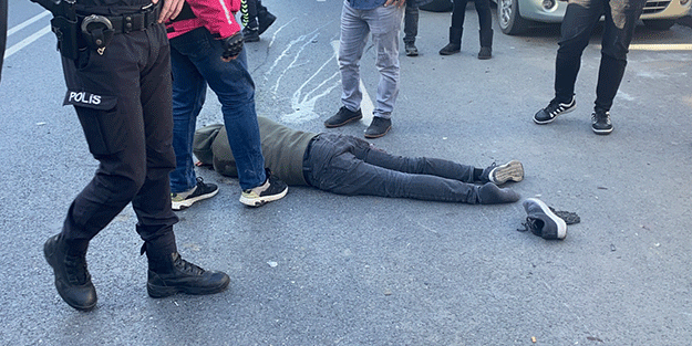Aracın çarptığı motosikletli genç havaya savruldu! O anlar kamerada
