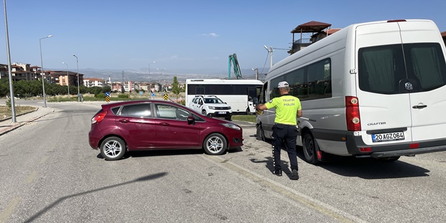 Aracın içine arı girdi, öğrenci servisiyle otomobil çarpıştı! Yaralılar var