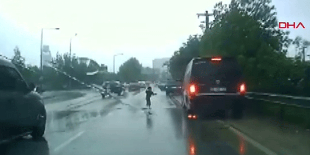 Aracın kapısı açıldı, çocuk yola düştü; o anlar kameraya yansıdı