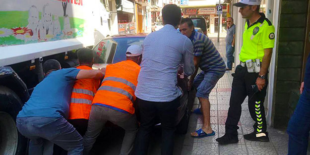 Aracın sahibi gelmeyince vatandaşlar el birliğiyle kaldırdı