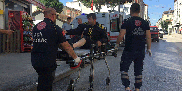 Aracın sıkıştırdığı motosiklet devrildi