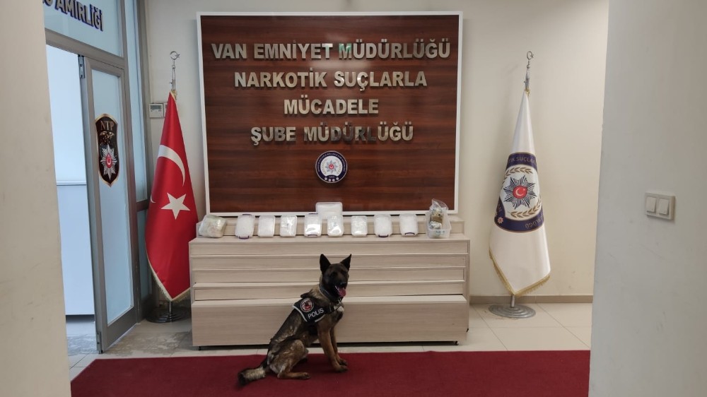 Aracın tabanına gizlenen uyuşturucu Bozo’ya takıldı 