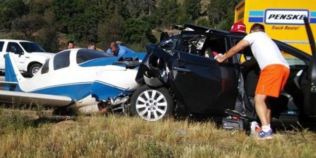 Aracın üzerine uçak düştü